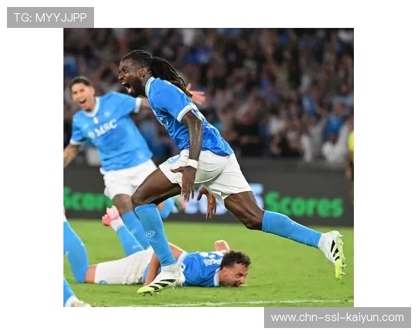 那不勒斯球员麦克托米奈与安古伊萨联手破门助力球队获胜