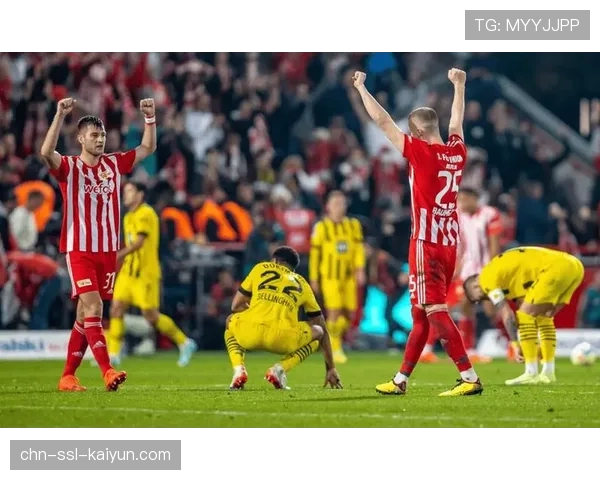 场外一景：柏林联球迷在主场外悬挂巨型标语支持球队