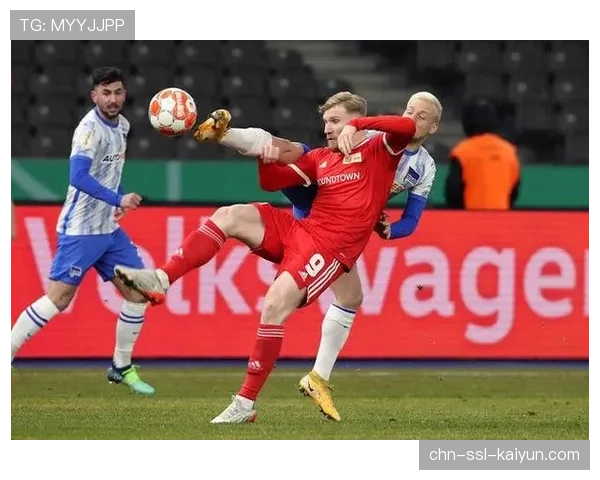 突发:柏林联合对阵波鸿比赛因场外投掷烟雾弹中断15分钟